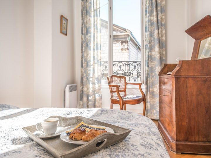 5 Star holiday houses on the French Rivera - breakfast tray on bed