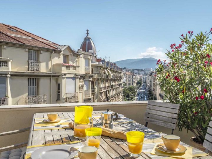 Exclusive holiday rentals on the French Rivera - Breakfast on outdoor table