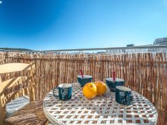 Exclusive holiday rentals on the French Rivera - Balcony table and chairs