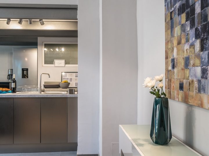 Exclusive holiday letting on the French Rivera - Vase on cabinet