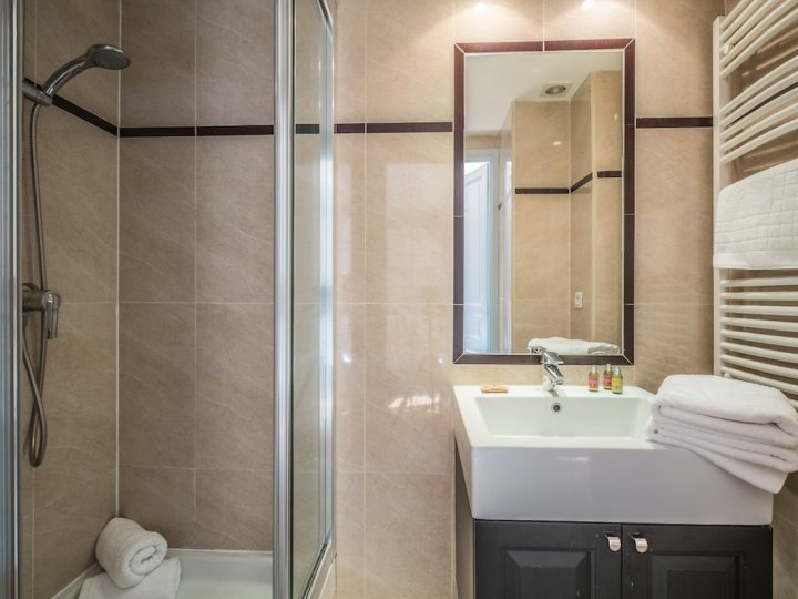 Exclusive holiday houses on the French Rivera - Bathroom sink and shower