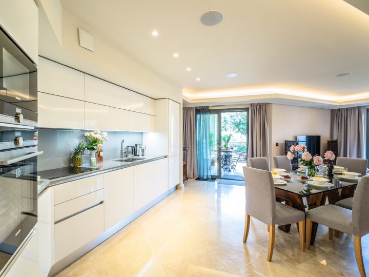 Exclusive holiday letting Antibes - Kitchen and dining area