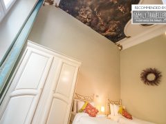 Holiday Letting on the French Rivera - Twin bedroom high ceiling