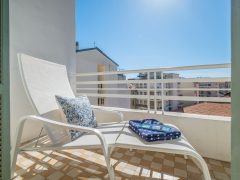 Holiday rentals on the French Rivera - Sun lounger on balcony