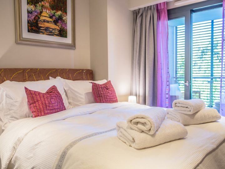 Luxury holiday villas Antibes - Towels on bed