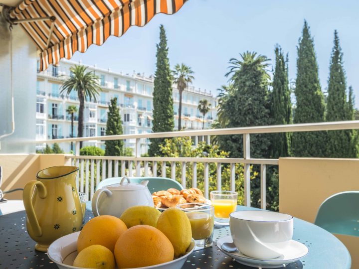5 Star holiday houses on the French Rivera - Breakfast on balcony table