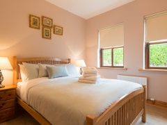 Exclusive holiday rentals Kerry - Towels on bedroom