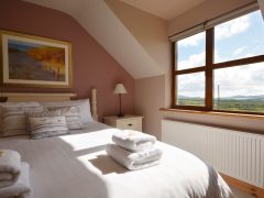 Exclusive holiday cottages Kerry - Towels on bed