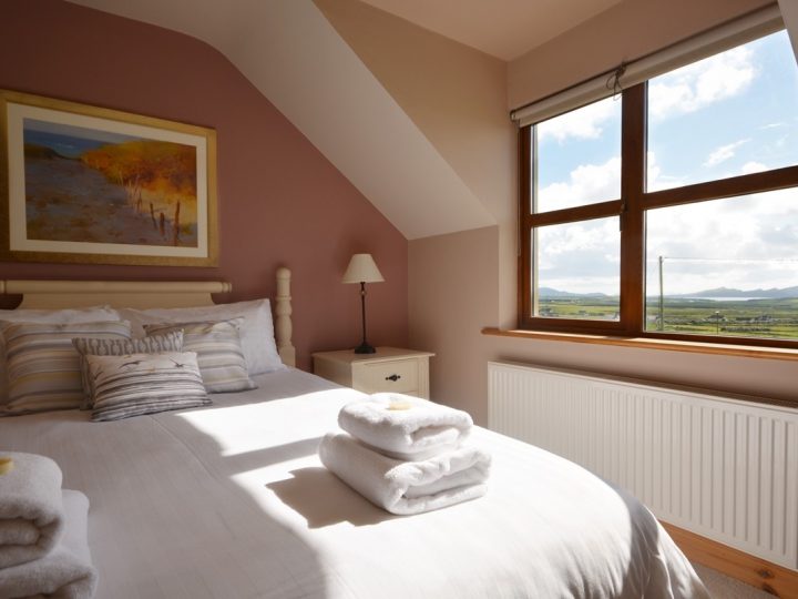 Exclusive holiday cottages Kerry - Towels on bed