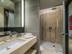 Luxury Holiday Villas Antibes - Walk in shower