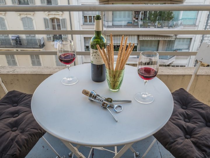 Holiday lets on the French Rivera - Wine on balcony table