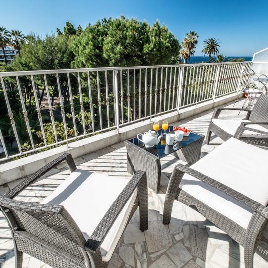 Exclusive Villas on the French Rivera - Outside table and chairs