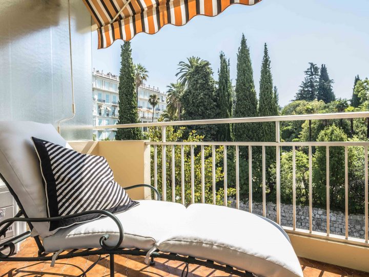 Luxury holiday lets on the French Rivera - Sun lounger on balcony