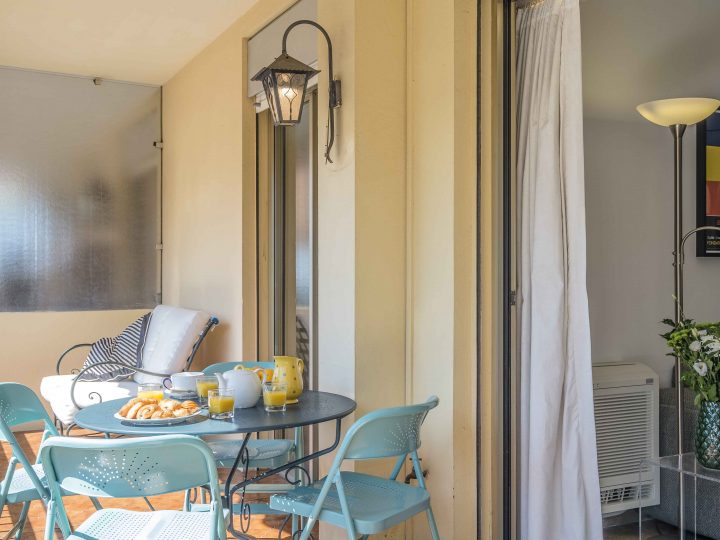Luxury holiday rentals on the French Rivera - Balcony table