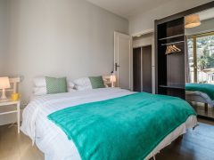 Luxury holiday lets on the French Rivera - Bed and wardrobe