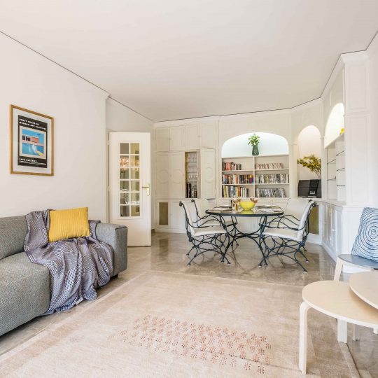 Exclusive holiday letting on the French Rivera - Living and dining