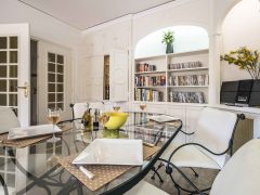Exclusive holiday lets on the French Rivera - Dining table