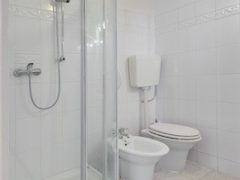 Exclusive holiday rentals on the French Rivera - Shower and toilet