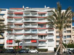 Holiday homes on the French Rivera - La Vague Bleue building