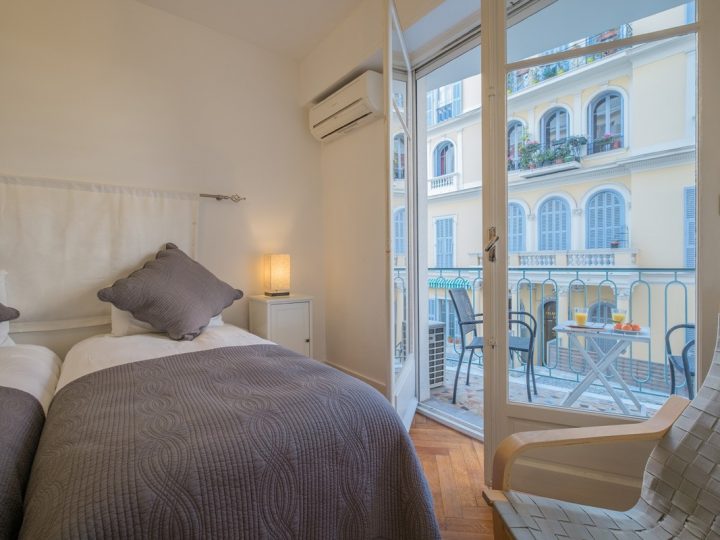 Luxury holiday letting on the French Rivera - Twin bedroom