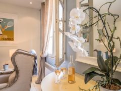 Holiday rentals on the French Rivera - Flowers and wine close up