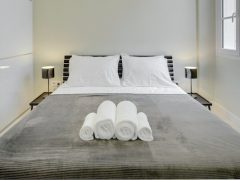 Exclusive holiday lets on the French Rivera - Towels on bed