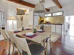 5 Star holiday houses on the French Rivera - Dining table and kitchen
