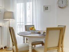 Holiday houses on the French Rivera - Dining table