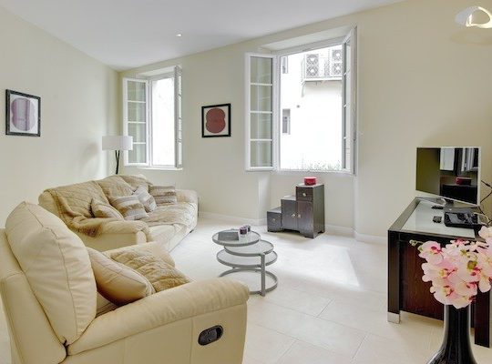 Holiday homes on the French Rivera - Sofas and TV