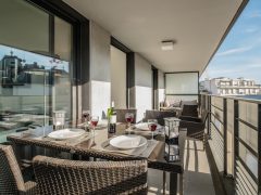 Maisons de vacances 5 étoiles sur la Rivière française - Vin sur la table du balcon