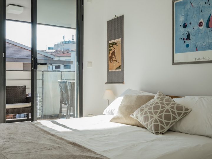 Holiday houses on the French Rivera - Bedroom into balcony