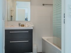 Holiday Letting on the French Rivera - Sink and bath