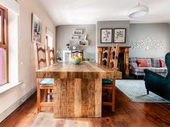 Holiday Letting on the Wild Atlantic Way - Dining table and living area