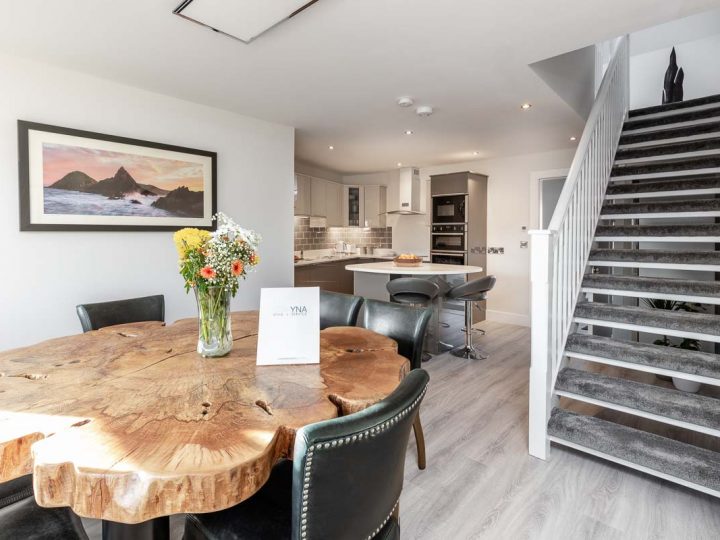 Holiday homes Kerry - Dining table and stairs