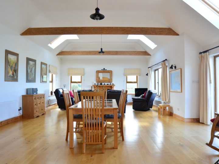 Holiday houses Kerry - Living area and dining table