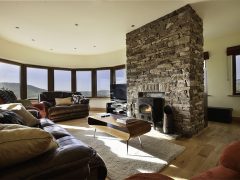 Holiday houses Dingle - lounge and fireplace