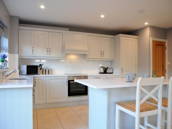 Holiday cottages Ireland - Bar stools and kitchen