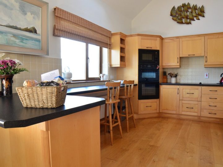 Exclusive holiday cottage on the Wild Atlantic Way - Kitchen and welcome basket