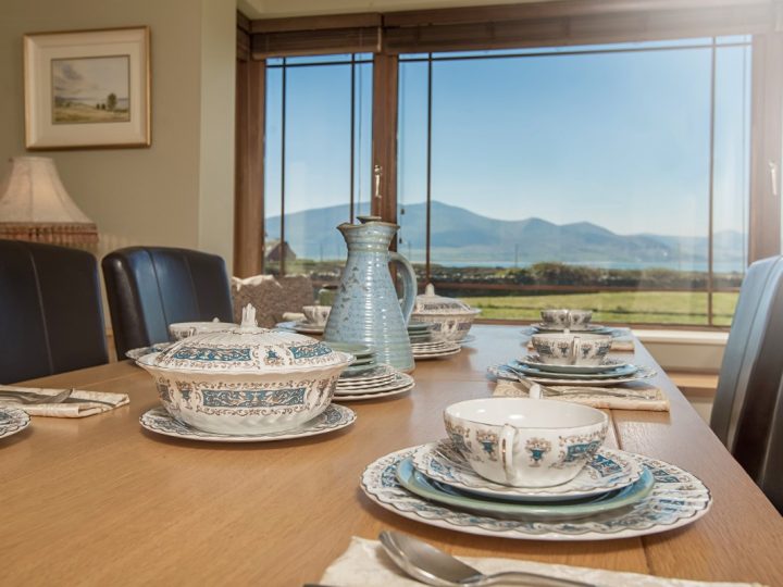 Holiday houses Wild Atlantic Way - Crockery on table