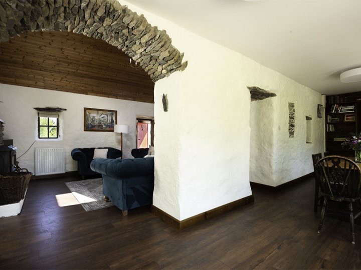 Exclusive holiday houses on the Wild Atlantic Way - Arch into living area