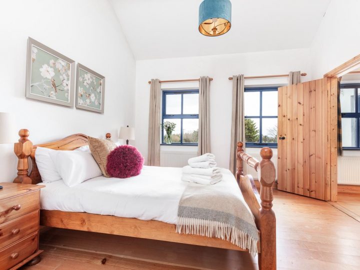 Exclusive holiday houses Kerry - Master bedroom