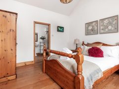 Exclusive holiday cottages Kerry - Master bedroom