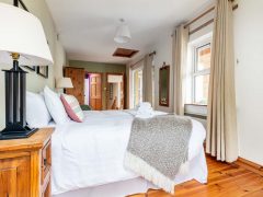 Exclusive holiday cottage on the Wild Atlantic Way - Master bedroom