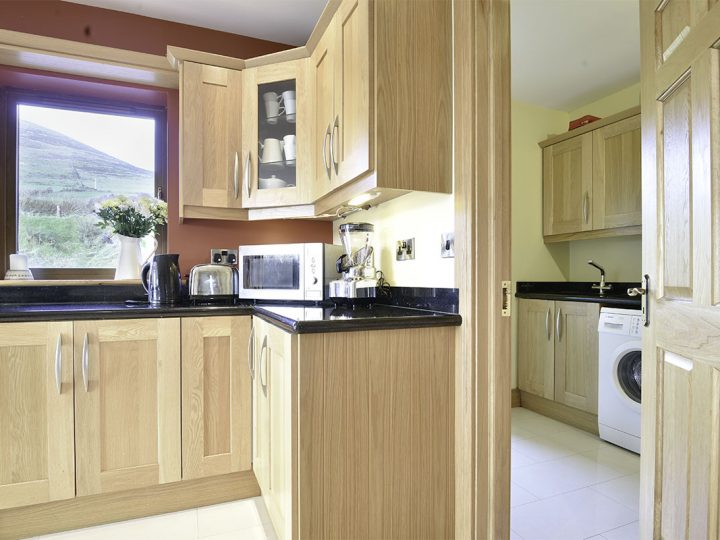 Exclusive holiday houses Kerry - Kitchen into utility