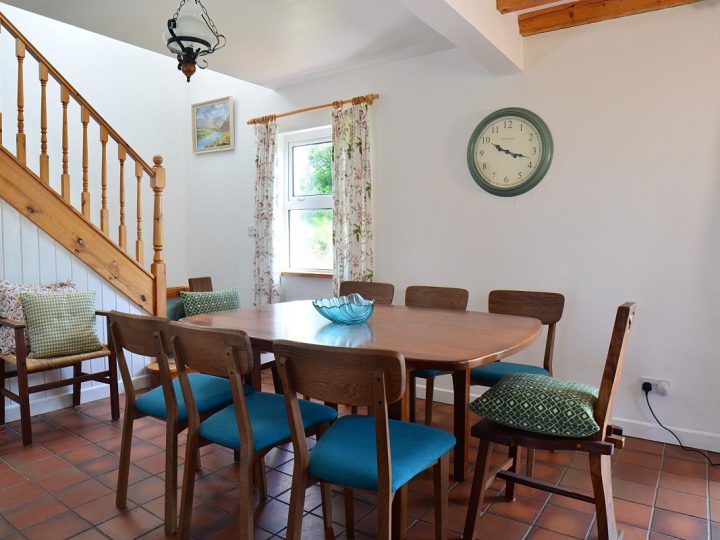 Luxury Holiday Homes Ireland - Table à manger et escalier