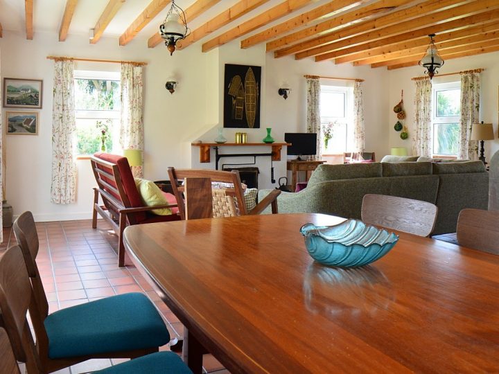 Holiday Lets on the Wild Atlantic Way - Dining table and lounge area