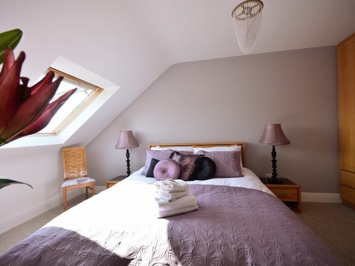 Holiday rentals Ireland - Purple bedroom