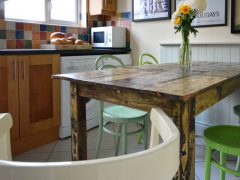 Exclusive holiday cottages Kerry - Dining room table and chairs