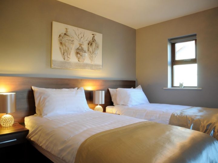 Luxury Holiday Homes Ireland - Twin bedroom