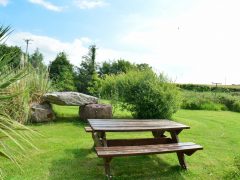 5 Star Holiday Lets on the Wild Atlantic Way - Picnic table in garden